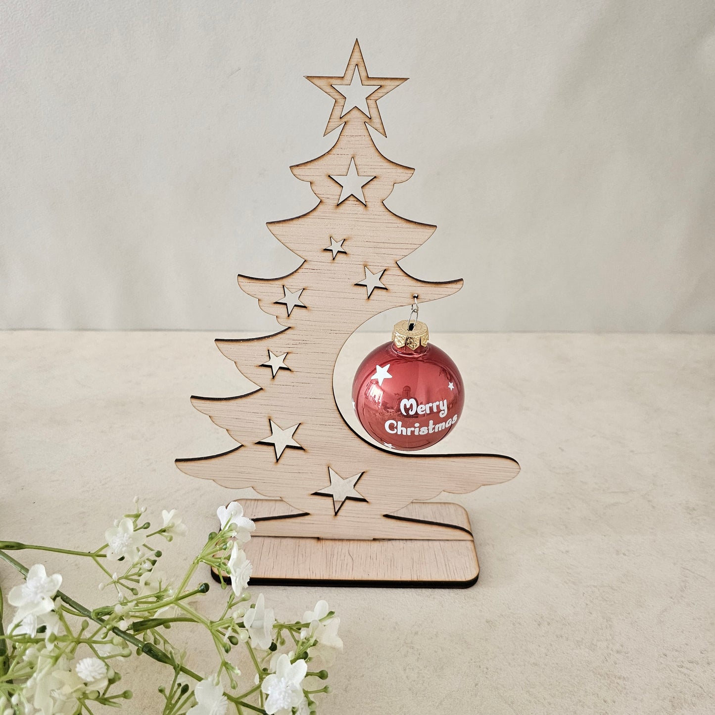 Houten kerstboom met kerstbal