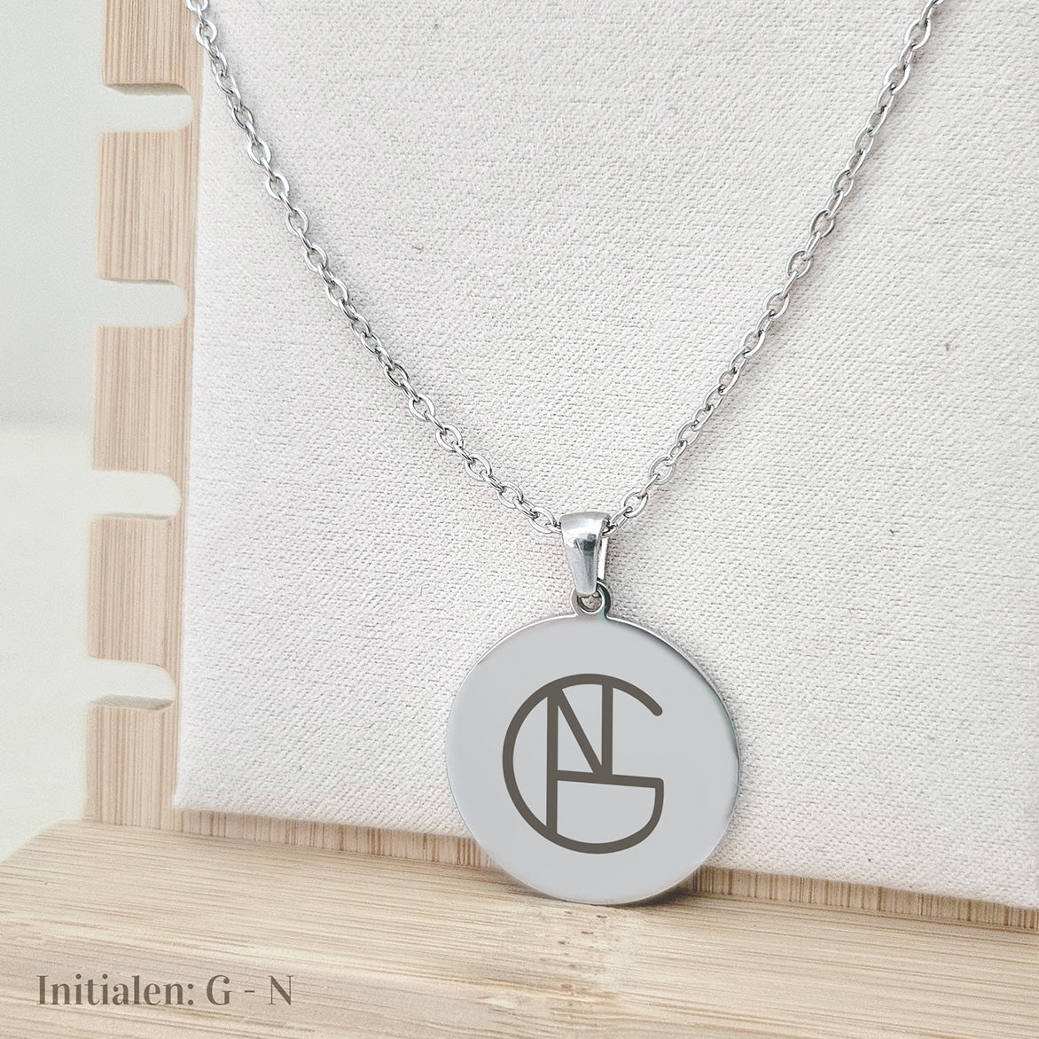 Nee, alleen de voorkant graveren.