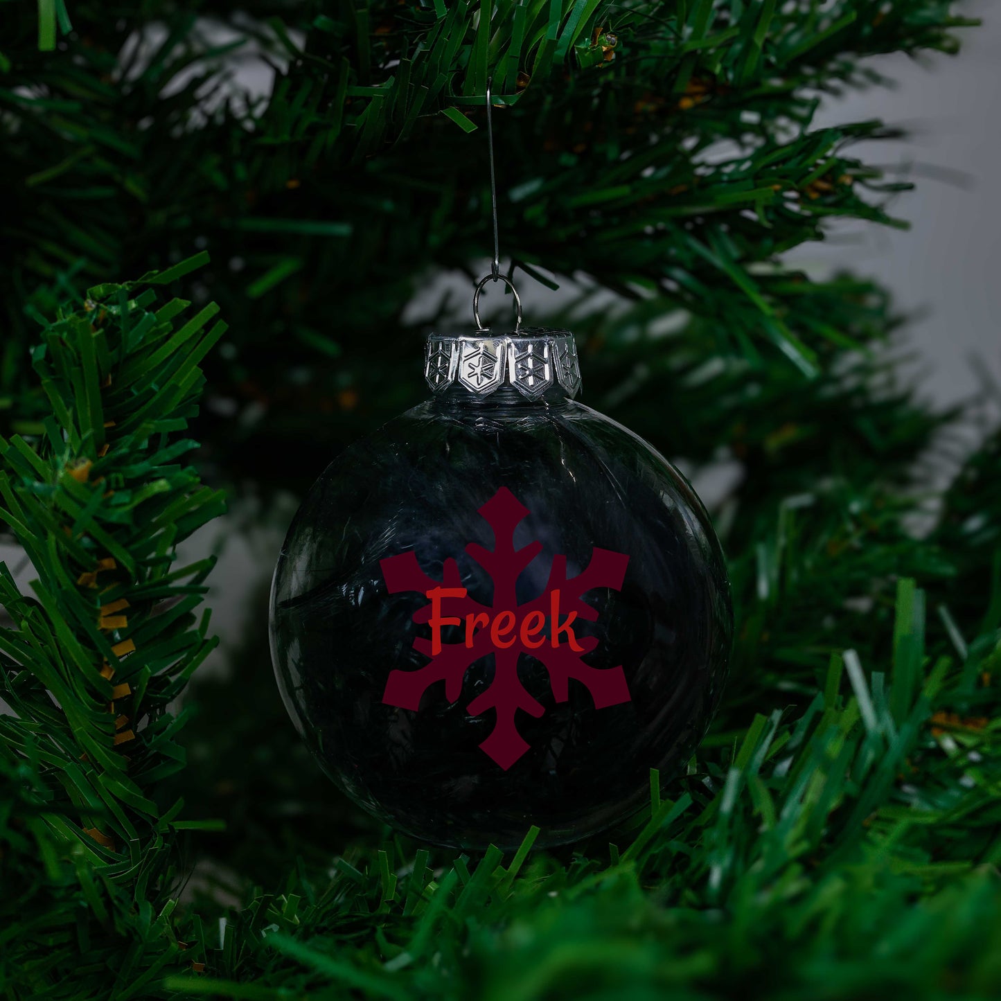 Kerstbal Zwarte Veertjes - Naam + Sneeuwvlok