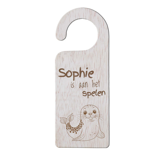 Deurhanger - ... is aan het spelen