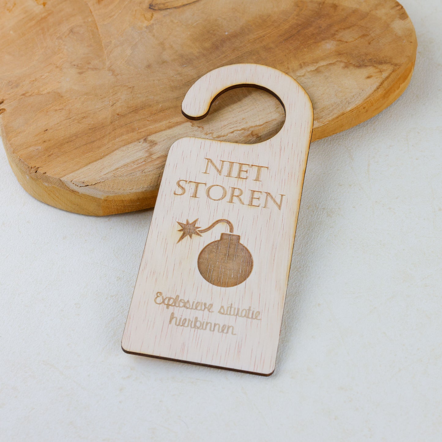 Deurhanger - Niet storen, explosieve situatie hierbinnen.