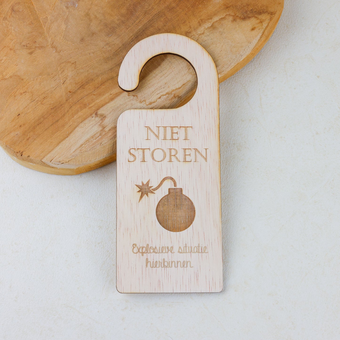 Deurhanger - Niet storen, explosieve situatie hierbinnen.