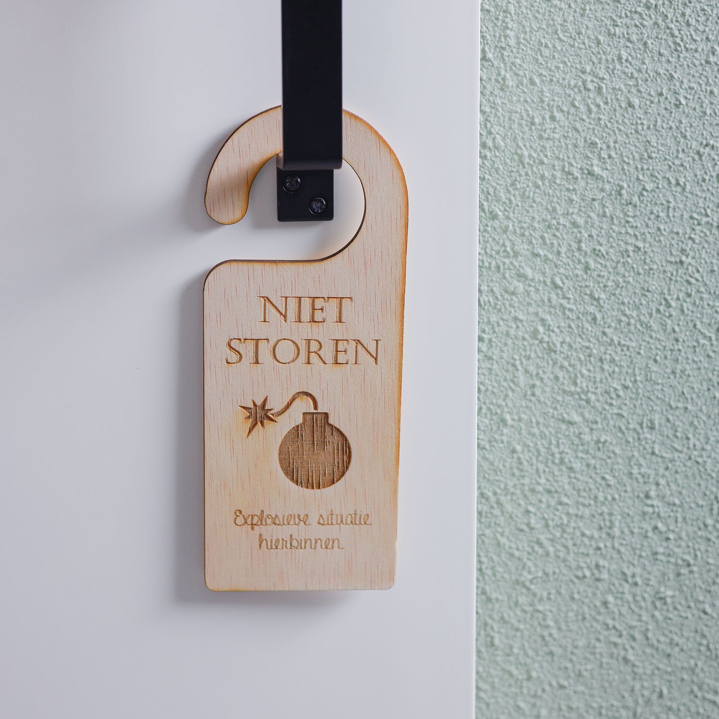 Deurhanger - Niet storen, explosieve situatie hierbinnen.