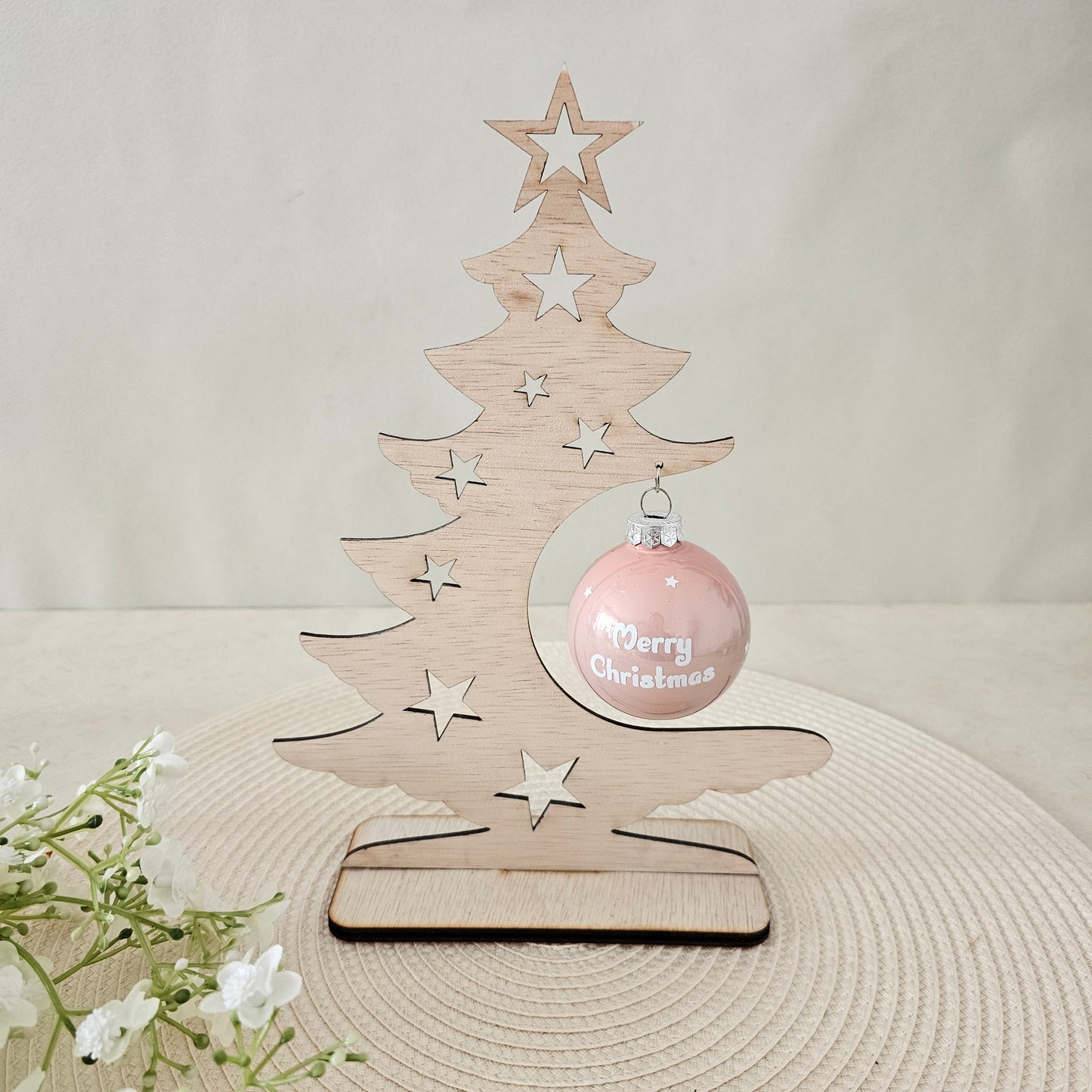 Houten kerstboom met kerstbal