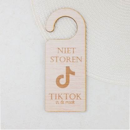 Deurhanger - Niet storen, tiktok in de maak.