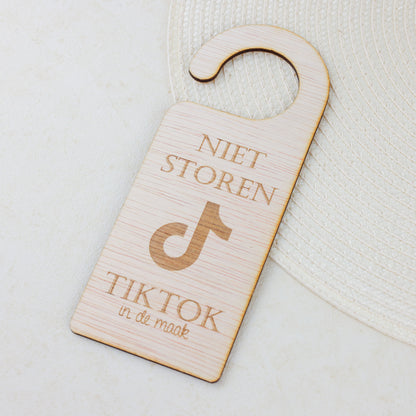 Deurhanger - Niet storen, tiktok in de maak.