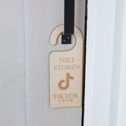 Deurhanger - Niet storen, tiktok in de maak.